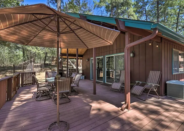 Holiday home Deck W/ Wooded Views: Rustic-chic Cabin!