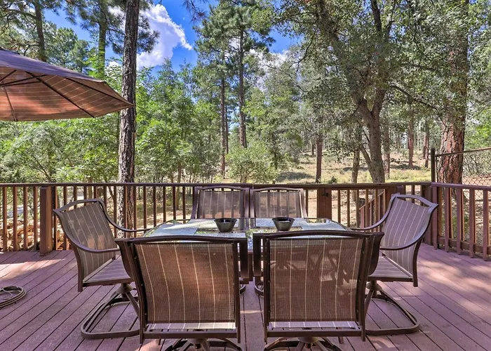 Holiday home Deck W/ Wooded Views: Rustic-chic Cabin!