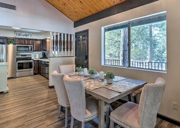Deck W/ Wooded Views: Rustic-chic Cabin! Holiday home *