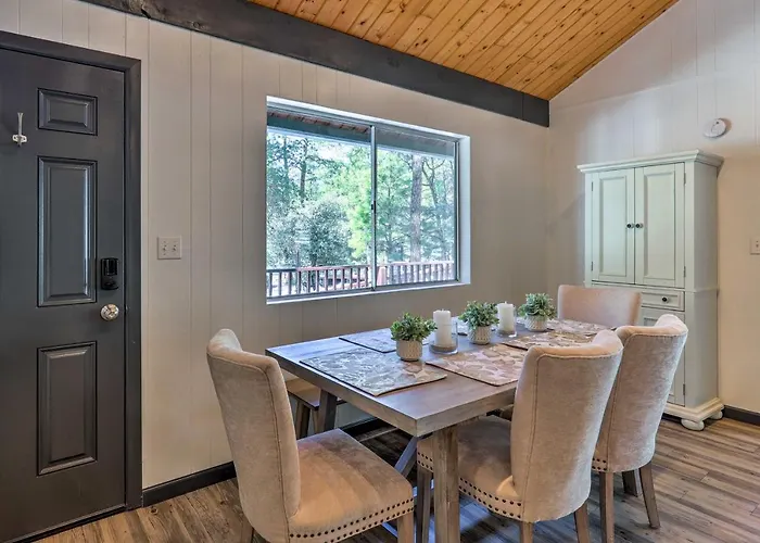 Deck W/ Wooded Views: Rustic-chic Cabin! Holiday home *